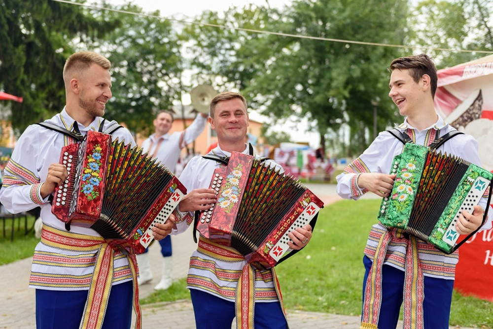 Поем украинские песни. Гармонист. Частушки поют. Частушки про гармониста. Русские народные гармонист.